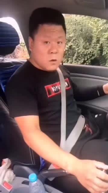 上车吃瓜网红男,网红男生意外走红